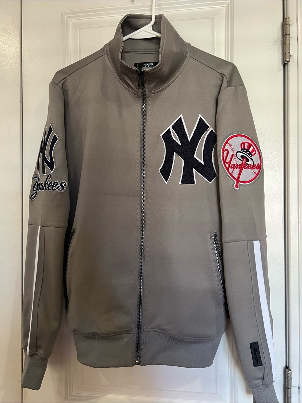 MLB PRO STANDARD NY YANKEES CLASSIC TRACK JACKET IN GRAY- men’s size small